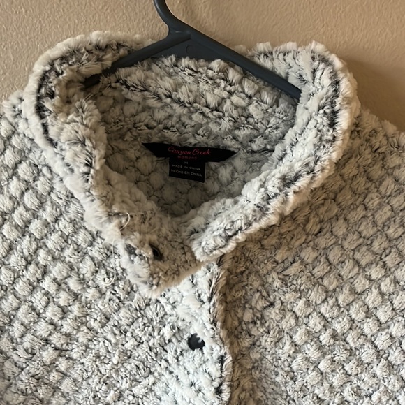 Sherpa Pullover - Picture 2 of 5